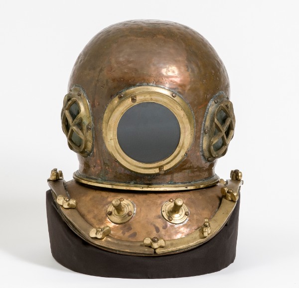 Queensland Museum STEM careers, Old deep sea diving helmet