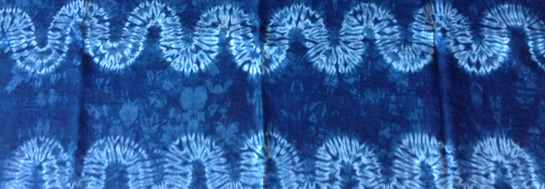 Wavy stitched pattern in indigo dyed fabric 